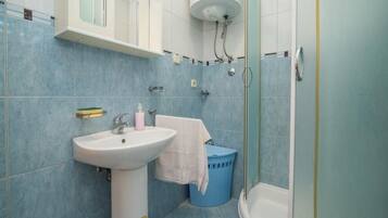 Apartment (One Bedroom Apartment with Terrace) | Badezimmer | Dusche, Haartrockner, Handtücher