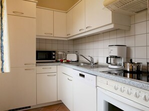 Kühlschrank, Mikrowelle, Ofen, Geschirrspüler