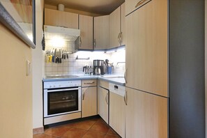 Kühlschrank, Ofen, Geschirrspüler, Wasserkocher mit Kaffee-/Teezubehör