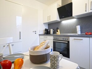 Kühlschrank, Ofen, Geschirrspüler, Wasserkocher mit Kaffee-/Teezubehör