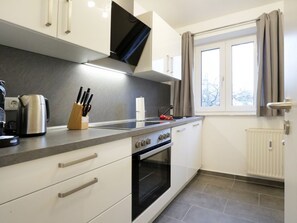 Kühlschrank, Ofen, Geschirrspüler, Wasserkocher mit Kaffee-/Teezubehör
