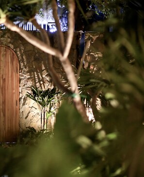 Premium-Studiosuite, Poolblick | Blick auf den Innenhof