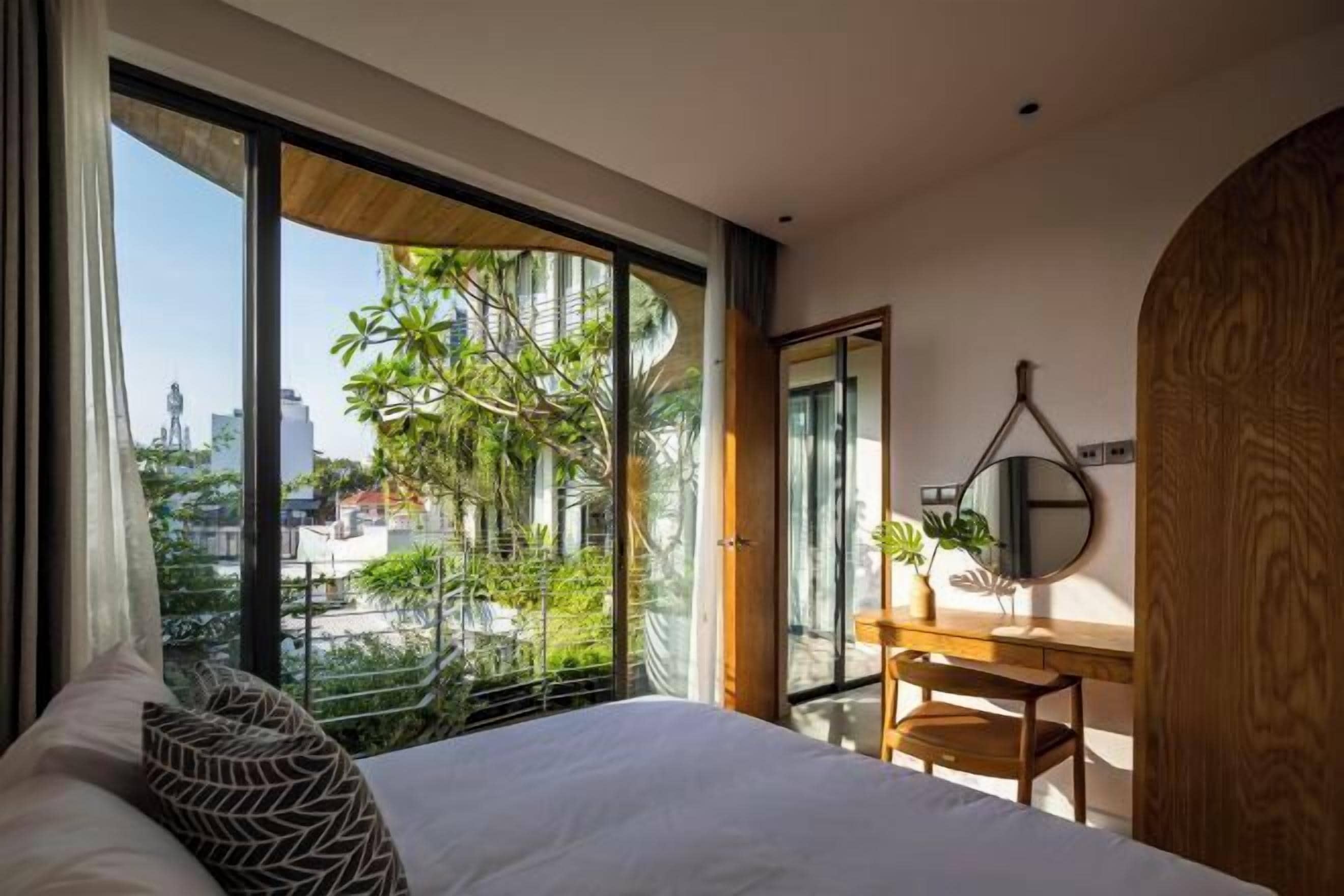 Premium bedding, down comforters, pillowtop beds, minibar