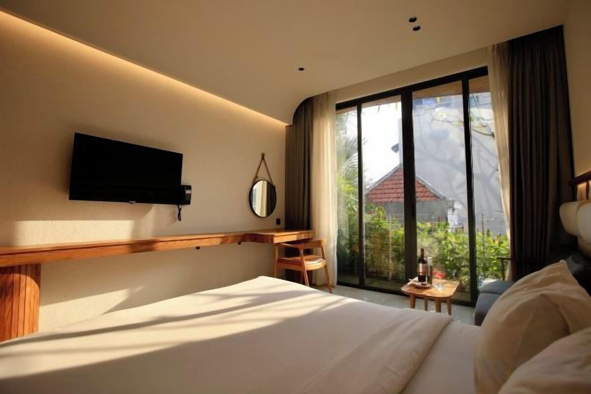 Premium bedding, down duvets, pillow-top beds, minibar