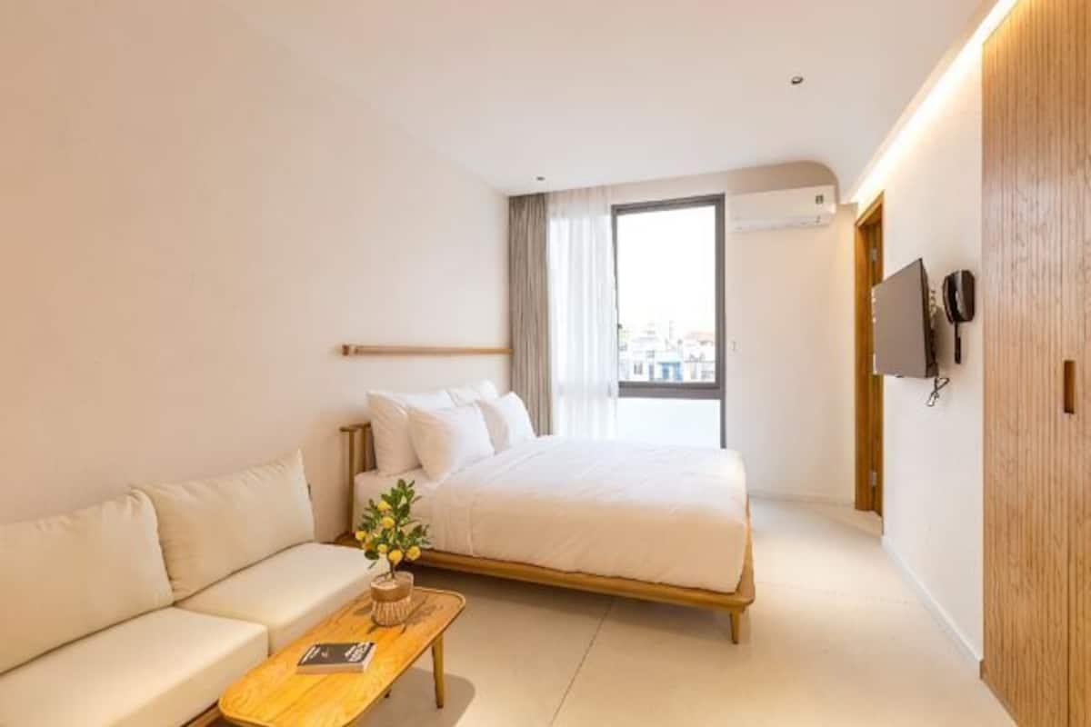 Premium bedding, down comforters, pillowtop beds, minibar