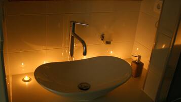 Apartment (One Bedroom Suite) | Bathroom | Shower, free toiletries, hair dryer, towels