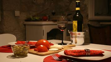 Apartment (One Bedroom Suite) | In-room dining