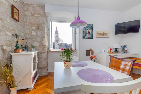 Apartment (One Bedroom Suite) | Esszimmer