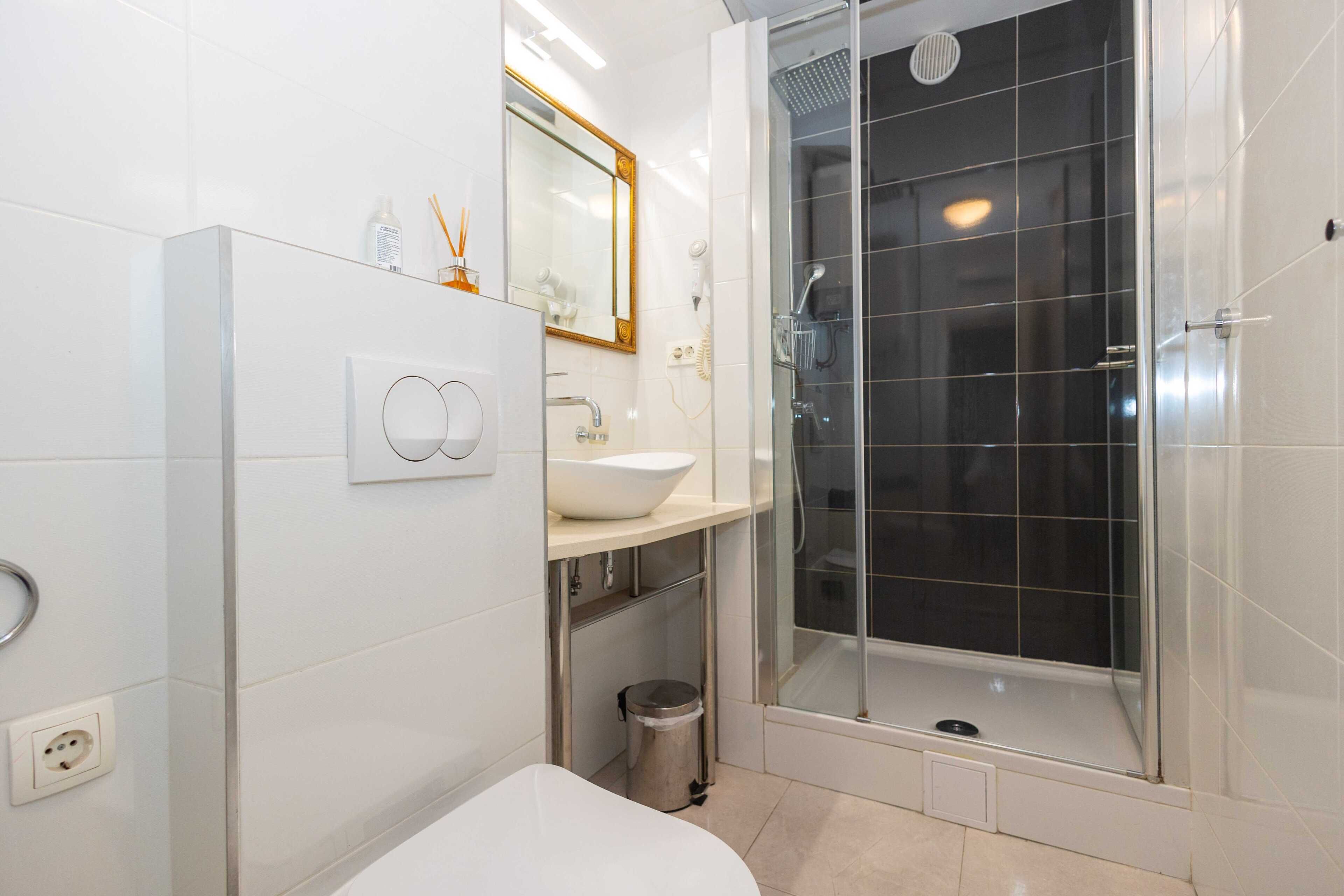 Appartamento (One Bedroom Suite) | Bagno | Doccia, set di cortesia gratuito, asciugacapelli, asciugamani