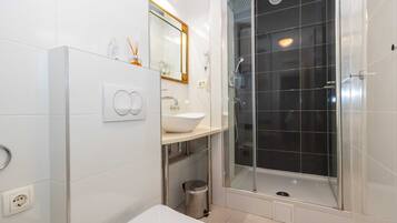 Appartamento (One Bedroom Suite) | Bagno | Doccia, set di cortesia gratuito, asciugacapelli, asciugamani