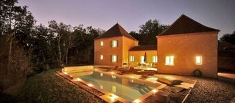 Comfortable villa with swimming pool, ideally located close to the town center