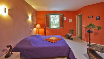 4 bedrooms, desk, iron/ironing board, travel crib