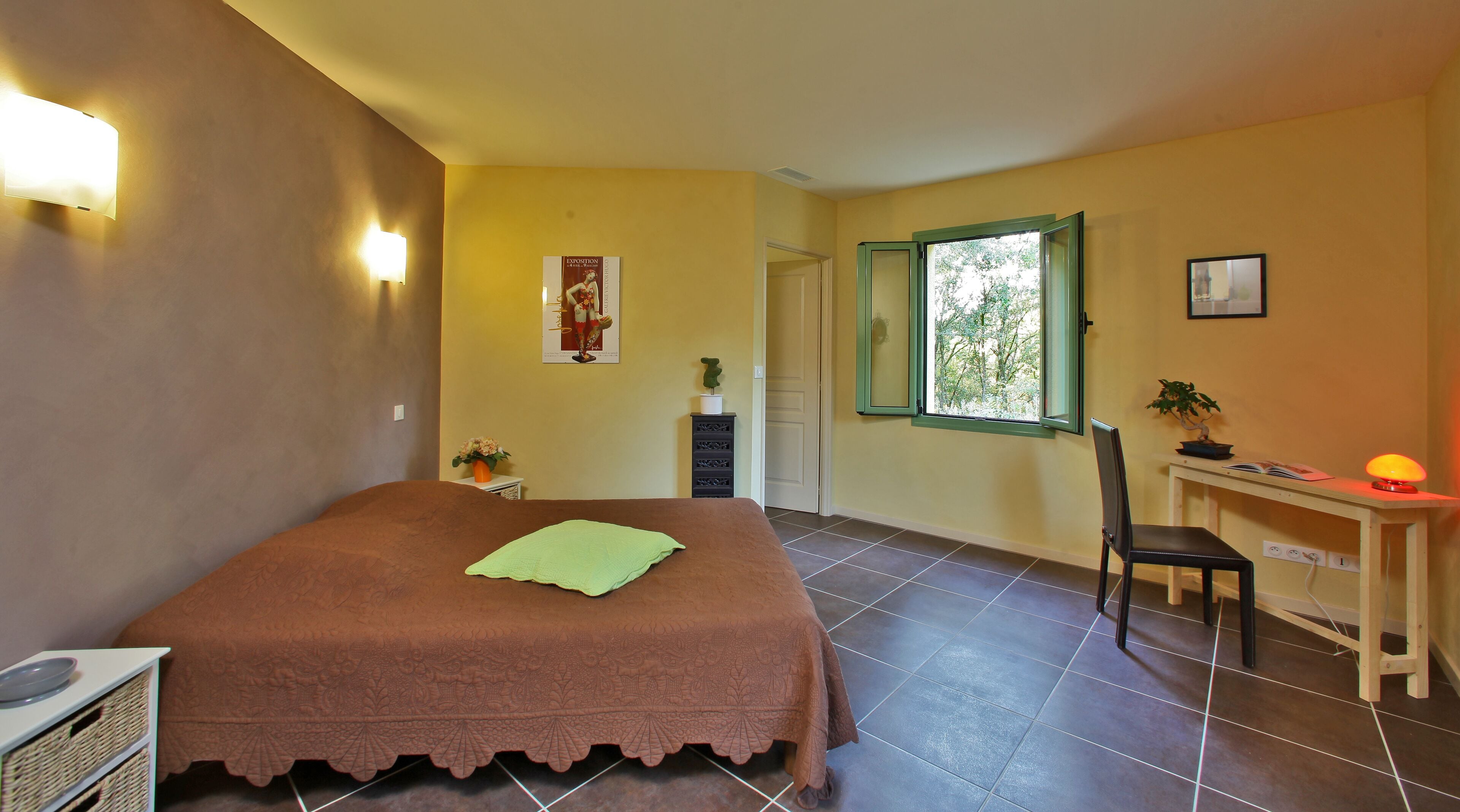 4 chambres, bureau, fer et planche à repasser, lit parapluie