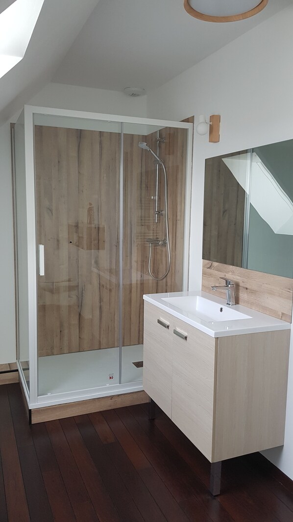 Dusche, Handtücher, Seife, Toilettenpapier
