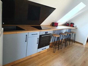 Geladeira, micro-ondas, fogão, cooktop