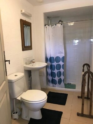 Dusche, Haartrockner, Handtücher, Toilettenpapier