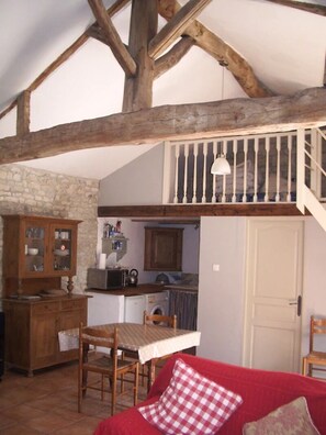 Smart TV, fireplace, DVD player, books - Pigeonnier - Traditional Farmhouse near La Rochelle. beaches 20 mins and a pool. (Landrais)