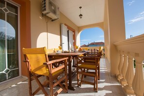 Outdoor dining - Mertoula Holiday House (Zakynthos)