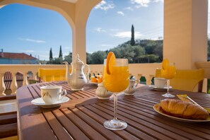 屋外ダイニングエリア