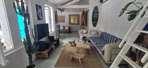 Smart TV, ping pong, books, stereo