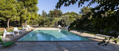 Außenpool (je nach Saison geöffnet), Liegestühle