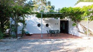 A courtyard with a pergola, a table and chairs, and a bench. - Villa Tiella e Casa Frisa - Shared Pool (Carovigno)