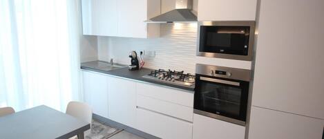 Frigorífico, microondas, horno y placa de cocina