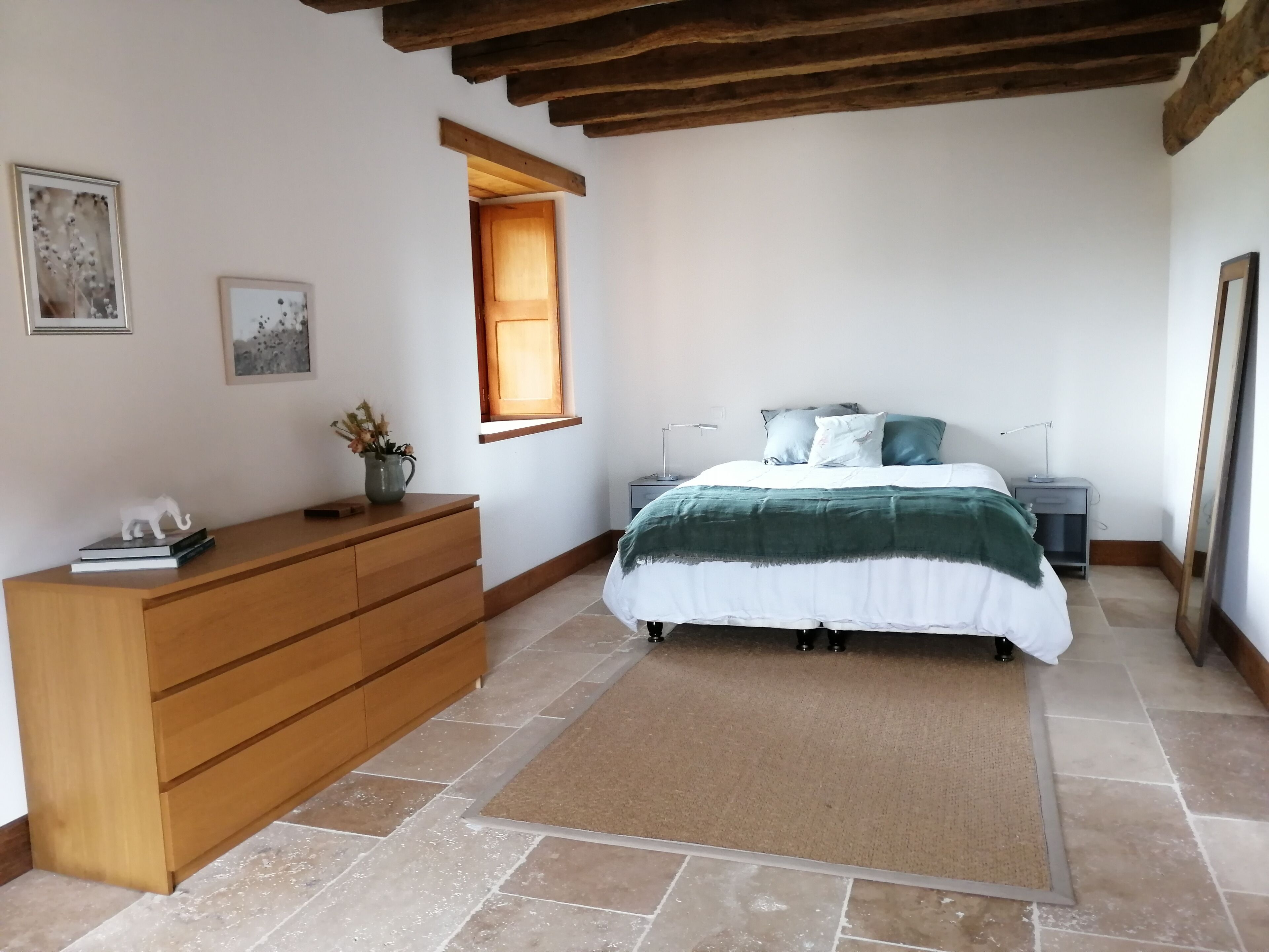 4 slaapkamers, een bureau, een strijkplank/strijkijzer, reisbedje