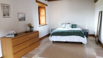 4 slaapkamers, een bureau, een strijkplank/strijkijzer, reisbedje