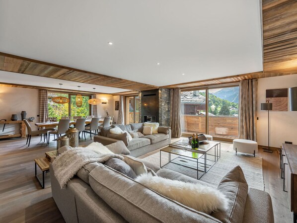 Televisión y chimenea 