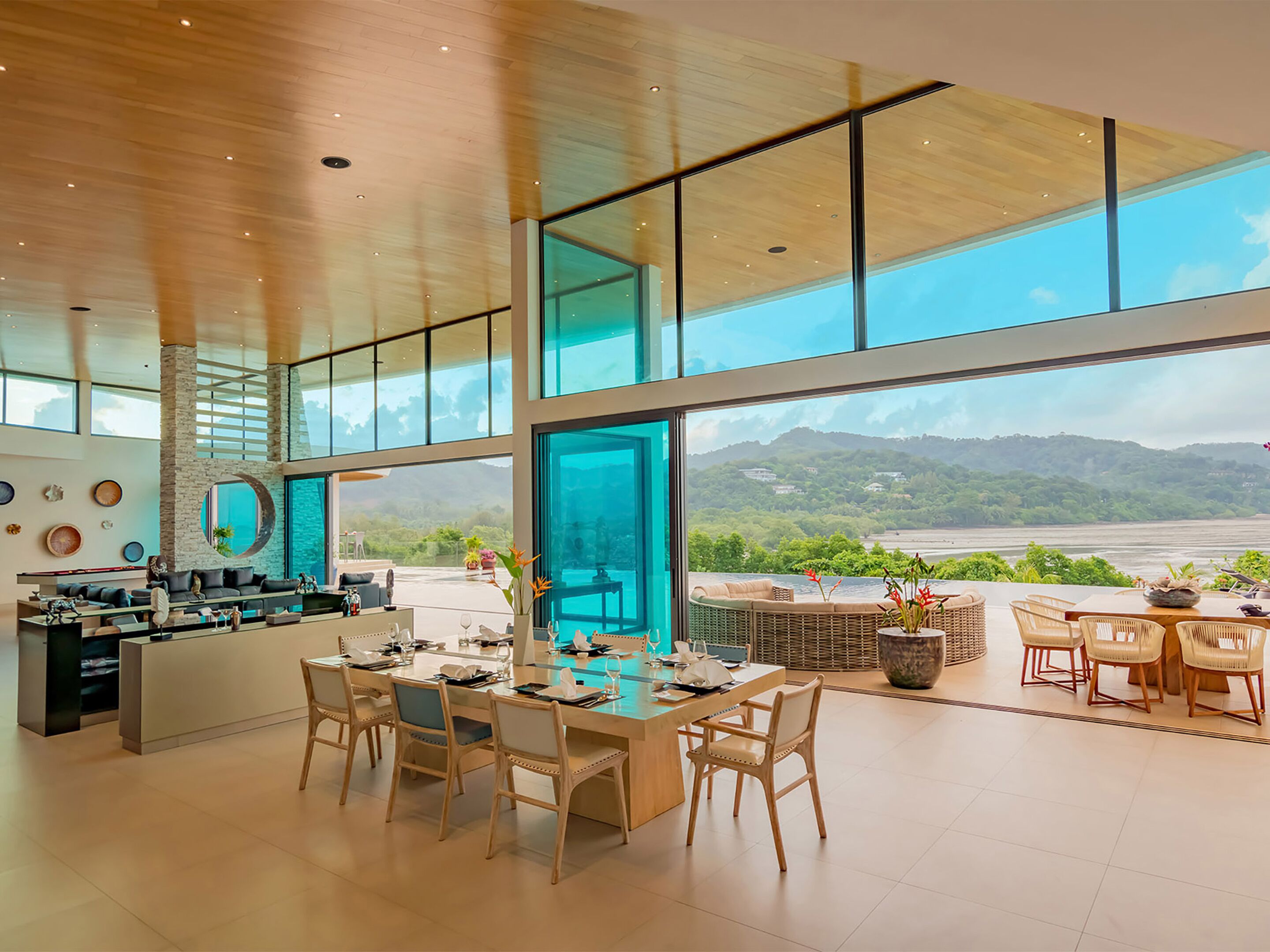 Villa, 5 habitaciones | Sala de estar | Televisión LED de 42 pulgadas con canales vía satélite y televisión 