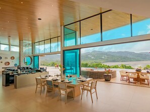 Vila, 5 kamar tidur | Ruang keluarga | Televisi LED 42-inci dengan saluran TV satelit, TV, dan pemutar DVD