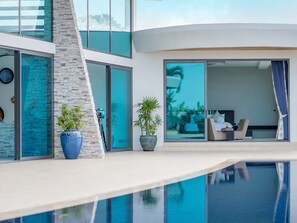 Outdoor pool, pool umbrellas, sun loungers - Villa Nautilus (Pa Klok)
