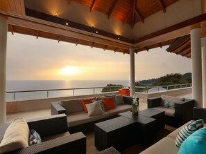 빌라, 침실 여러 개 | 거실 | 위성 채널 시청이 가능한 50인치 LED TV, TV, 비디오 게임기