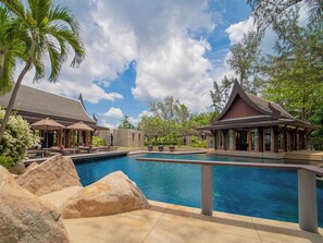 Outdoor pool, pool umbrellas, pool loungers - Villa Chada (Kamala)
