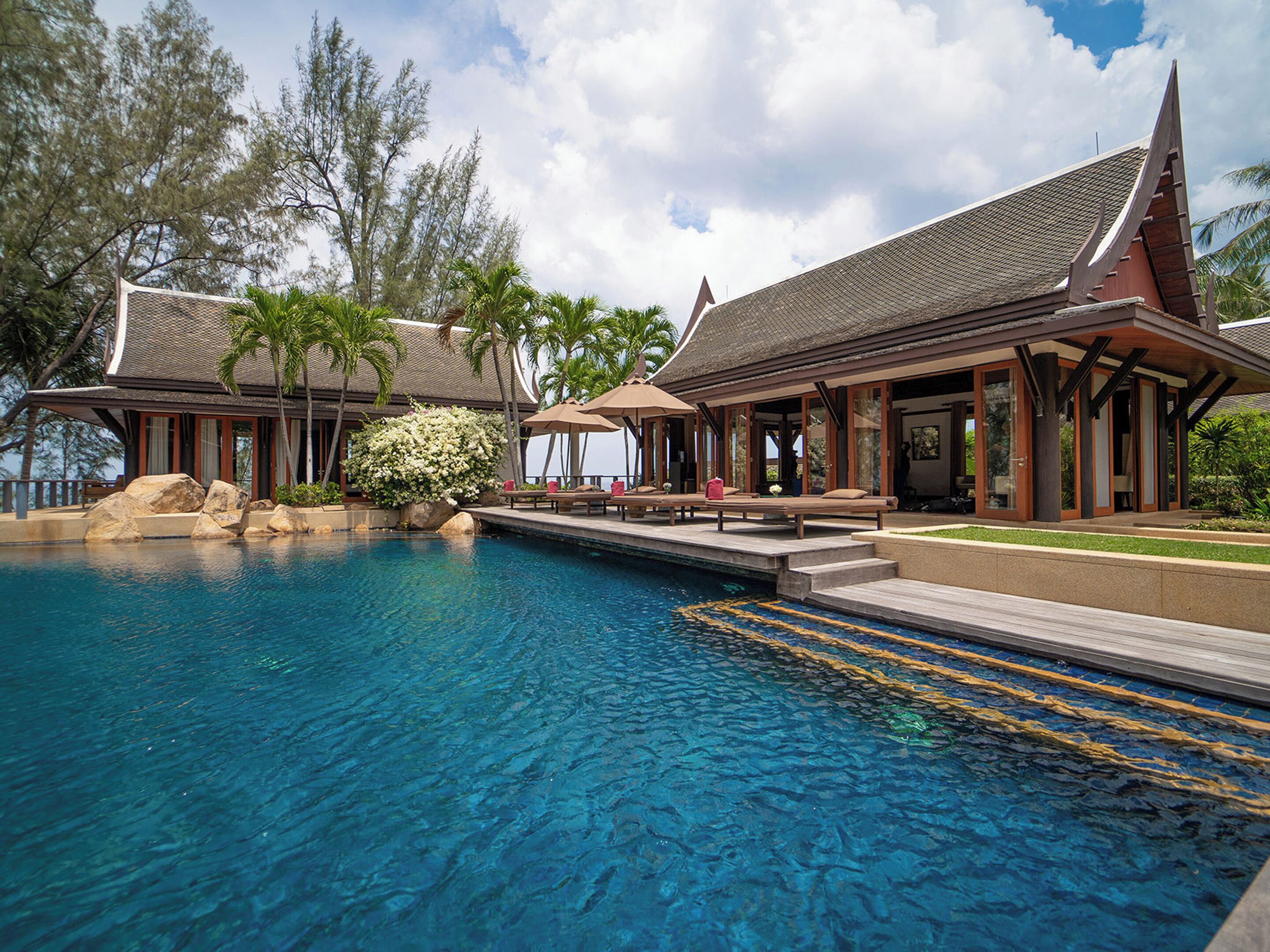 Außenpool, Sonnenschirme, Liegestühle