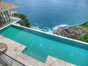 Outdoor pool, pool umbrellas, pool loungers - Villa Minh (Kamala)