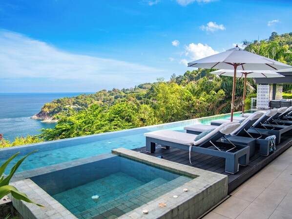 حمّام سباحة خارجي، مظلات على حمّام السباحة، مقاعد للتشمس