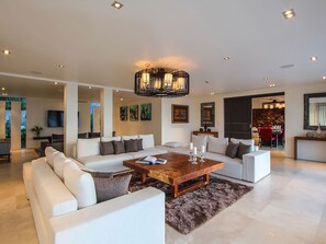 Biệt thự, nhiều phòng ngủ | Phòng khách | TV màn hình phẳng 42-inch có truyền hình vệ tinh, TV LED 