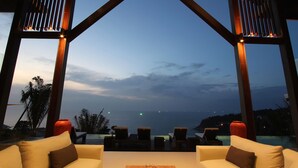 Villa, flere soverom | Oppholdsrom | En 42-tommers Flatskjerm-TV med Parabol-TV samt LED-TV