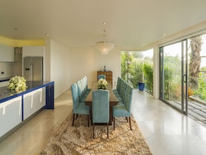 Villa, 6 Bedrooms | Private kitchen