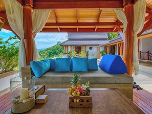 Televisión LED, reproductor de DVD y estación para iPod 