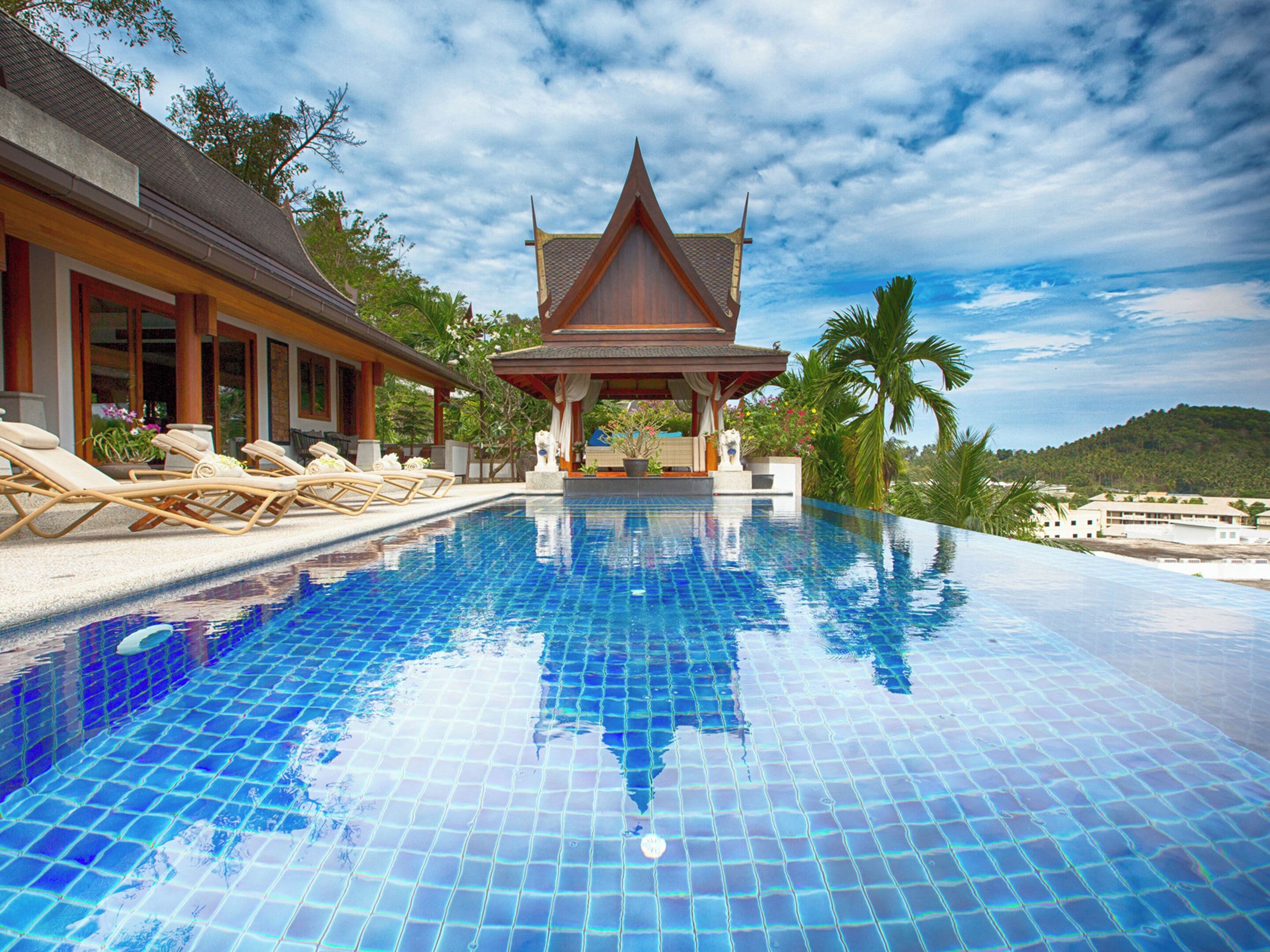 Piscine extérieure, parasols de plage, chaises longues