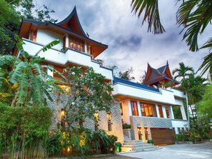 Vista frontal de la propiedad