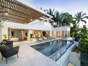 Outdoor pool, pool umbrellas, sun loungers - Villa Borimas by Elite Havens (Choeng Thale)
