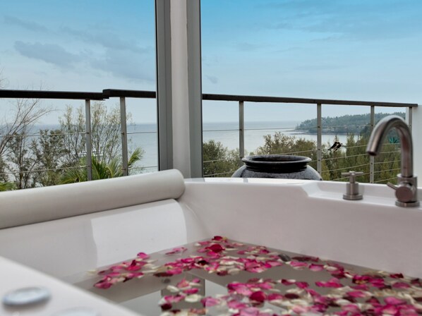 Villa, 4 chambres | Salle de bain | Douche à « effet pluie », articles de toilette gratuits, sèche-cheveux