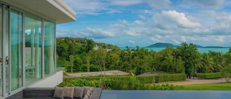 Outdoor pool, pool umbrellas, sun loungers