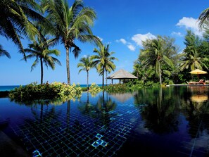 Outdoor pool, pool umbrellas, pool loungers - Baan Taley Rom (Takua Thung)