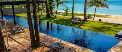Piscine extérieure, parasols, chaises longues