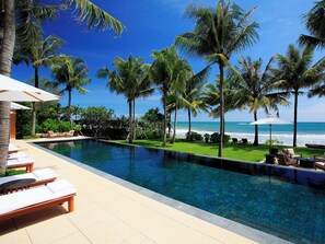 Kolam renang outdoor, dengan payung kolam renang dan kursi berjemur